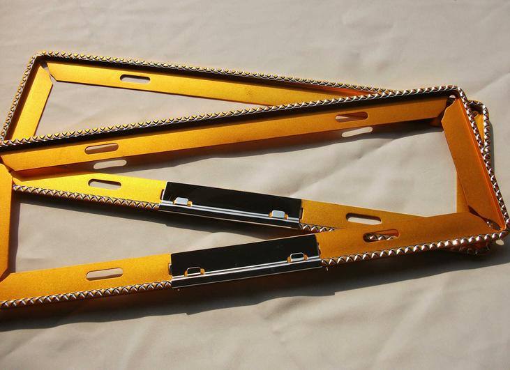 供應(yīng)高檔新交規(guī) 鎂合金雕刻花紋 噴砂氧化君豪多彩車牌架 牌照框