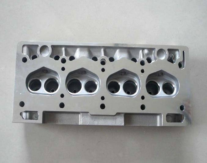 雷諾 Renault R12 Cylinder Head 汽缸蓋