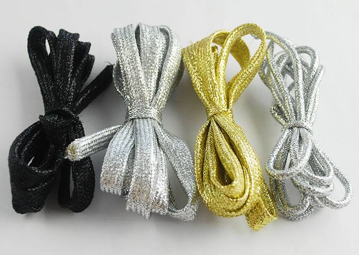 廠(chǎng)家直銷(xiāo)供應(yīng)滌綸織帶時(shí)尚流行 多色潮人百搭金銀絲鞋帶批發(fā)