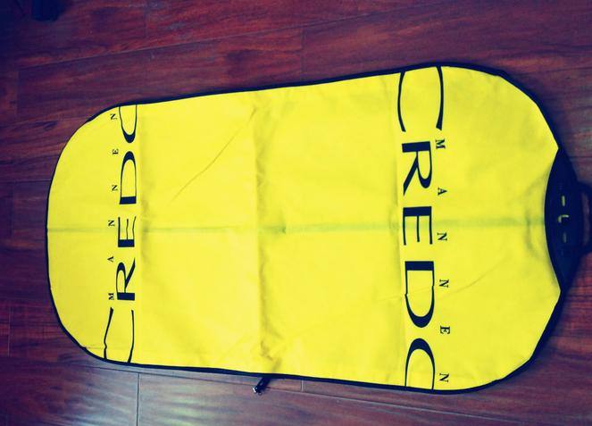 廠家供應彩色無紡布西服套，防塵大衣罩