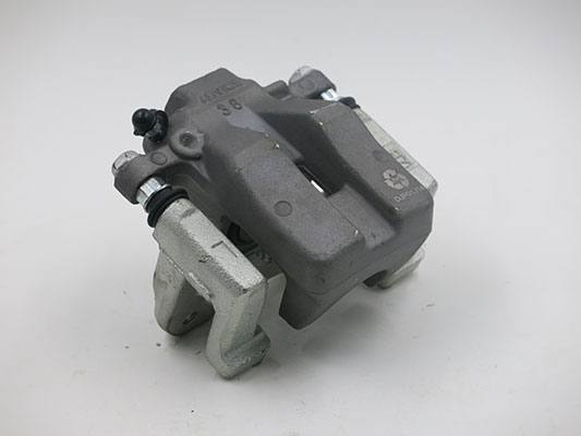 豐田凱美瑞后卡鉗